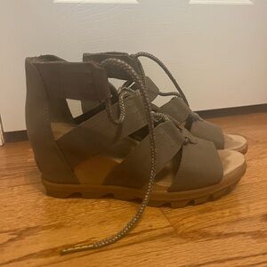 Sorel Joanie II Green Lace-Up Wedge Sandals, size 8.5